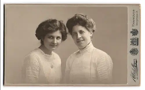 Fotografie Albert Meyer, Hannover, Georgstr. 24, Portrait zwei bildschöne junge Frauen in weissen Kleidern