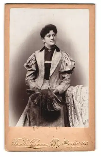 Fotografie E. Lehmann, Berlin, Dresdenerstr. 135, Portrait dunkelhaarige Schönheit hält einen Fächer in den Händen