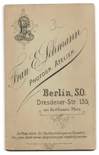 Fotografie E. Lehmann, Berlin, Dresdenerstr. 135, Portrait dunkelhaarige Schönheit hält einen Fächer in den Händen