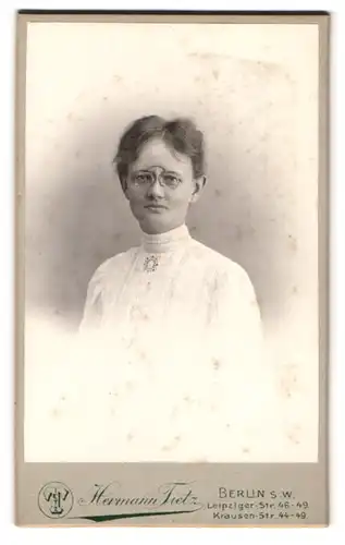 Fotografie Hermann Tietz, Berlin, Leipziger Str. 16-49, Portrait hübsche Dame mit Zwicker