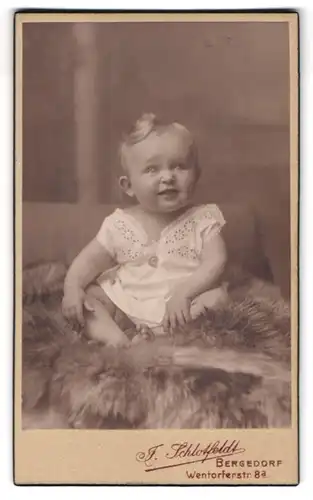 Fotografie J. Schlotfeldt, Bergedorf, Wentorferstr. 8a, Portrait süsses blondes Baby im bestickten Kleidchen