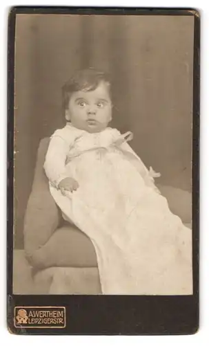Fotografie A. Wertheim, Berlin, Leipzigerstr., Portrait niedliches Baby im weissen Taufkleidchen