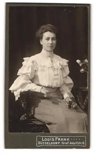 Fotografie Louis Frank, Düsseldorf, Graf-Adolf-Str. 6, Portrait bildschöne junge Frau in weisser gerüschter Bluse