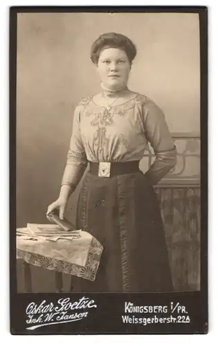Fotografie Oskar Grothe, Königsberg i. Pr., Weissgerberstr. 22a, Portrait hübsche Frau in bestickter Bluse