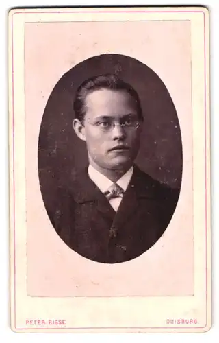 Fotografie Peter Risse, Duisburg, Düsseldorfer Str., Portrait junger Mann mit Brille im Jackett