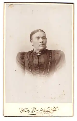 Fotografie Wilh. Biede, Nürnberg, Ringstr. 65, Portrait hübsche Dame in elegant gerüschter Bluse