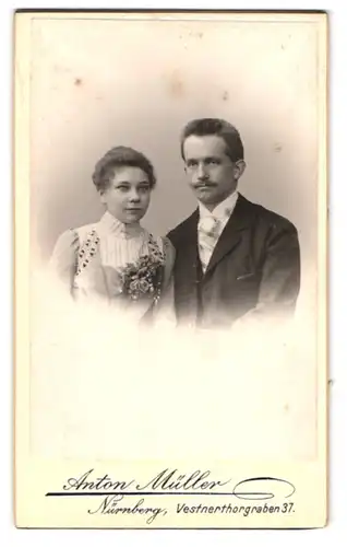 Fotografie Anton Müller, Nürnberg, Vestnerthorgraben 37, Portrait eines elegant gekleideten jungen Paares