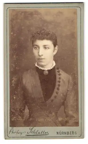 Fotografie Oscar Schlatter, Nürnberg, Portrait bildschöne Dame mit Brosche am Rüschenkragen