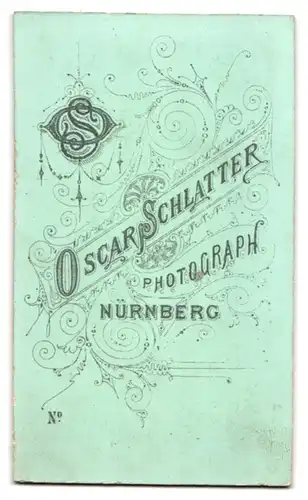 Fotografie Oscar Schlatter, Nürnberg, Portrait bildschöne Dame mit Brosche am Rüschenkragen