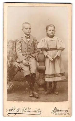 Fotografie Adolf Schindeler, München, Dachauerstr. 149, Portrait eines niedlichen Kinderpaares in hübscher Kleidung