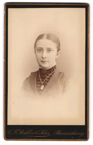 Fotografie C. F. Beddies & Sohn, Braunschweig, Kuhstr. 10, Portrait blondes Mädchen mit Amulett-Halskette