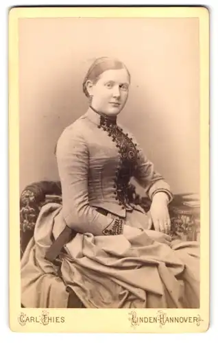 Fotografie Carl Thies, Hannover-Linden, Deisterstr. 1, Portrait bildschönes Fräulein in elegant besticktem Kleid