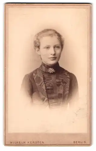 Fotografie Wilhelm Kersten, Berlin, Krausenstr. 40, Portrait blondes schönes Fräulein mit Brosche am Blusenkragen