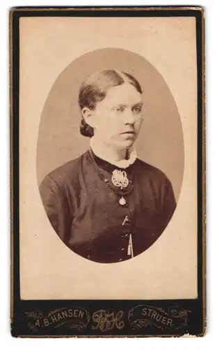 Fotografie A. B. Hansen, Struer, Portrait hübsche junge Frau mit Brosche und Halskette