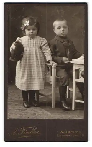 Fotografie A. Fiedler, München, Lindwurmstr. 111, Portrait bildschönes Kinderpaar in niedlicher Kleidung