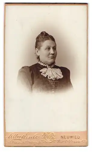 Fotografie Albert Eisele, Neuwied / Rhein, Marktstr. 43a, Portrait einer elegant gekleideten Frau mit Rüschenkragen