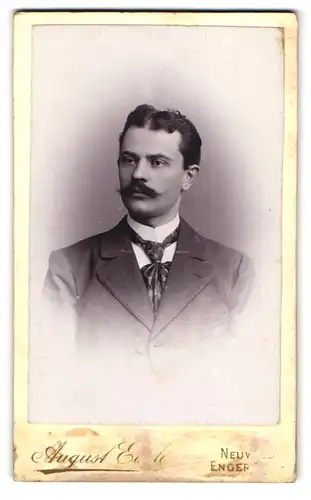 Fotografie August Eisele, Neuwied / Rhein, Rheinstr. 45, Portrait charmanter junger Mann mit Schnurrbart