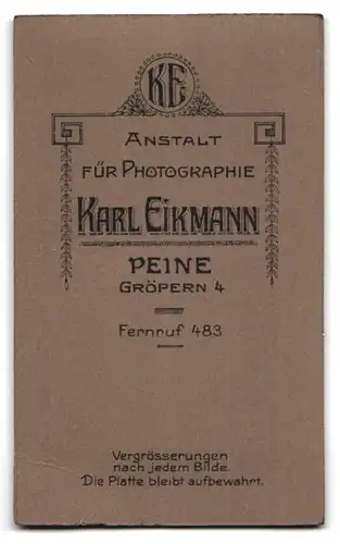 Fotografie Karl Eikmann, Peine, Gröpern 4, Portrait brünettes Fräulein hält ein Buch in den Händen