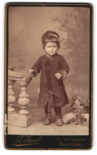 Fotografie Th. Jacob, Stuttgart, Breitestr. 2, Portrait süsses kleines Mädchen mit Mütze im Mantel