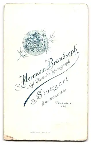 Fotografie H. Brandseph, Stuttgart, Marienstr. 36, Portrait kleines Mädchen mit lockigem Haar im weissen Rüschenkleidchen