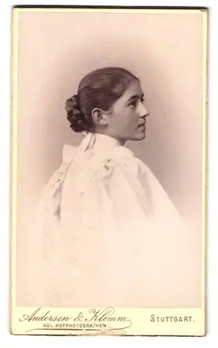 Fotografie Andersen & Klemm, Stuttgart, Charlottenstr. 8, Portrait bildschönes Fräulein mit Flechtdutt