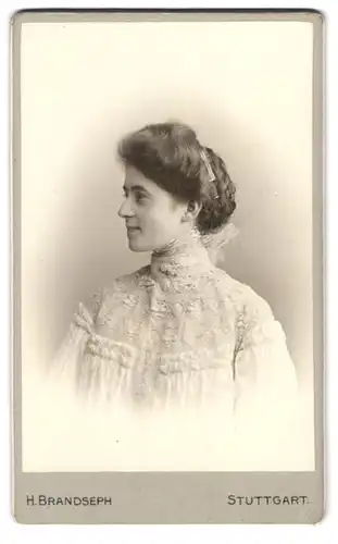 Fotografie H. Brandseph, Stuttgart, Marienstr. 36, Portrait brünette Schönheit im weissen bestickten Kleid