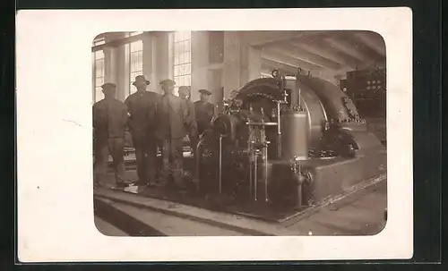 AK Fabrikarbeiter neben grosser Maschine in einem Werk