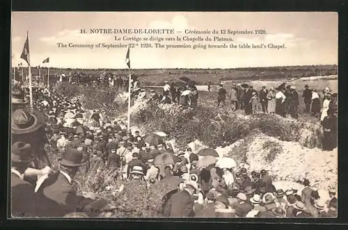 AK Notre-Dame-de-Lorette, Cérémonie historique 1920, le Cortége se dirige vers la Chapelle du Plateau