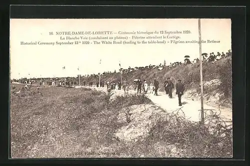 AK Notre-Dame-de-Lorette, Cérémonie historique 1920, la Blanche Voie, Pélerins attendant le Cortége