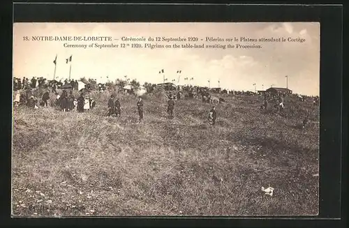 AK Notre-Dame-de-Lorette, Cérémonie historique 1920, Pélerins sur le Plateau attendant le Cortége