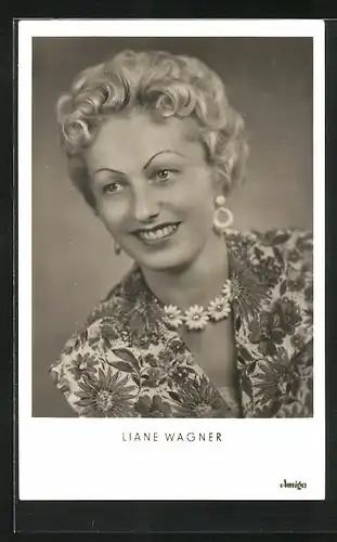 AK Schauspielerin Liane Wagner im tollen Outfit zur Seite lächelnd