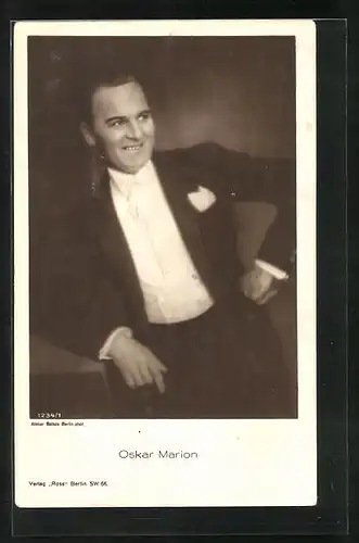 AK Schauspieler Oskar Marion im Anzug zur Seite lächelnd