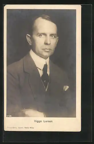 AK Schauspieler Viggo Larsen im Anzug mit ernsten Blick