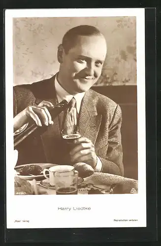 AK Schauspieler Harry Liedtke beim Essen in einer Filmszene