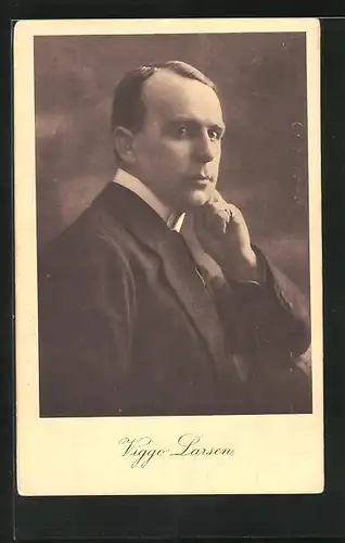 AK Schauspieler Viggo Larsen im Anzug nachdenklich schauend