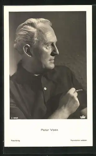 AK Schauspieler Peter Voss rauchend zur Seite schauend