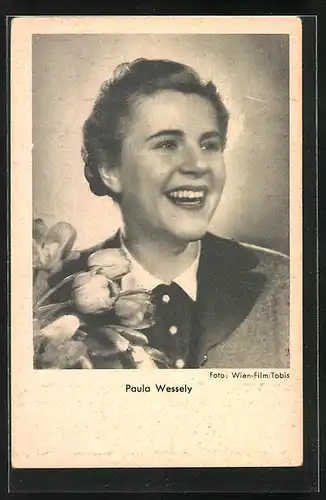 AK Schauspielerin Paula Wessely mit einem Tulpenstrauss zur Seite lächelnd