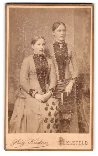 Fotografie Fritz Küken, Bielefeld, Zwei junge Frauen in eleganten Kleidern