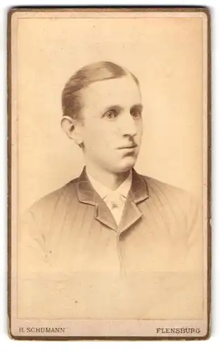 Fotografie H. Schumann, Flensburg, Holm 1, Junger eleganter Mann mit grosser Nase