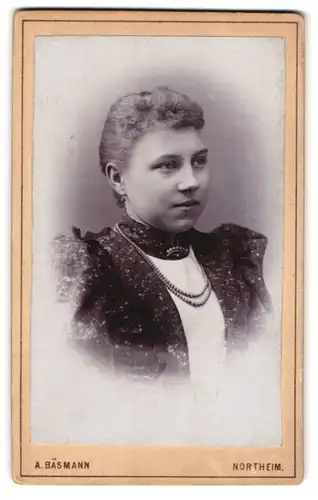 Fotografie A. Bäsmann, Northeim, Breite-Strasse 50, Junge hübsche Frau mit Perlenkette