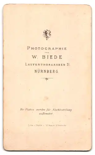 Fotografie W. Biede, Nürnberg, Lauferthorgraben 21, Junge Frau in elegantem Kleid an Stuhl gelehnt