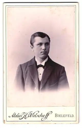 Fotografie H. Welschoff, Bielefeld, Göbenstr. 26, Junger eleganter Mann im Anzug