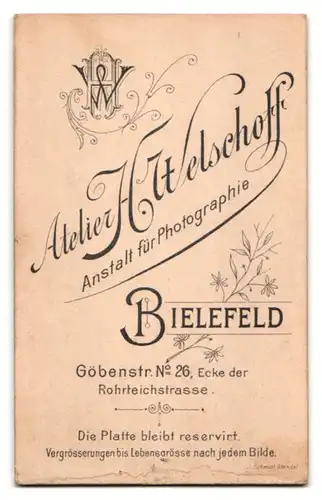 Fotografie H. Welschoff, Bielefeld, Göbenstr. 26, Junger eleganter Mann im Anzug