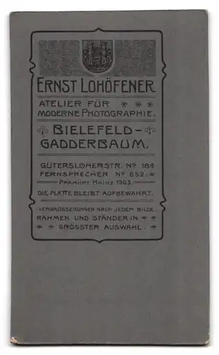 Fotografie E. Schöfener, Bielefeld, Gütersloherstr. 18a, Hübsche Dame in hochgeschlossenem Kleid und modischer Frisur