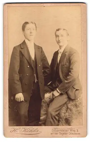 Fotografie H. Köhler, Berlin, Spandauer Weg 3, Zwei junge elegante Männer im Anzug