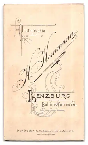 Fotografie H. Hemmann, Lenzburg, Bahnhofstrasse, Junge hübsche Dame in schwarzem hochgeschlossenen Kleid
