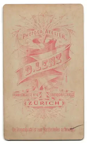 Fotografie D. Lenz, Zürich, Frankengasse 4, Junge hübsche Dame in elegantem Kleid an Tisch gelehnt