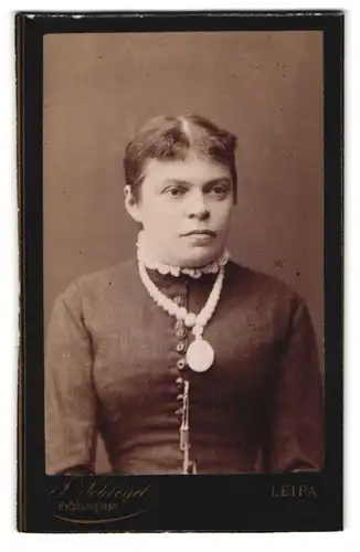 Fotografie J. Schlegel, Leipa, Klostergasse 24, Dame mit grosser Perlenkette