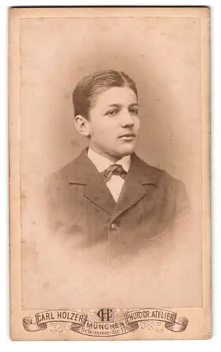 Fotografie Carl Holzer, München, Schommer-Strasse 17a, Jüngling im Anzug