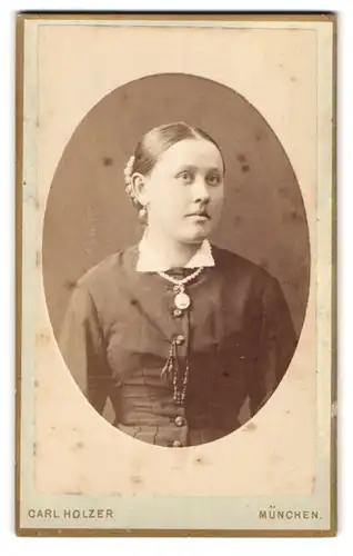 Fotografie Carl Holzer, München, Schommer-Strasse 17a, Fräulein mit Perlenkette